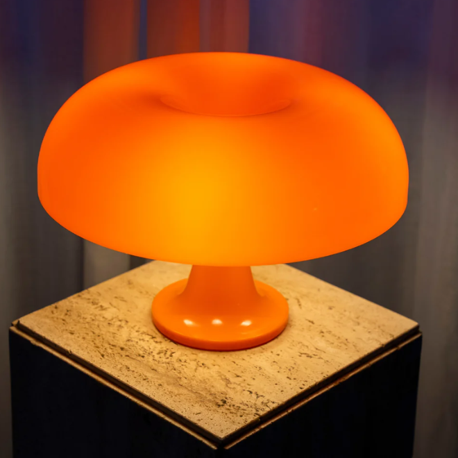 Mushroom Table Lamp - Retro Aesthetic Lighting with a Sleek Glossy Finish